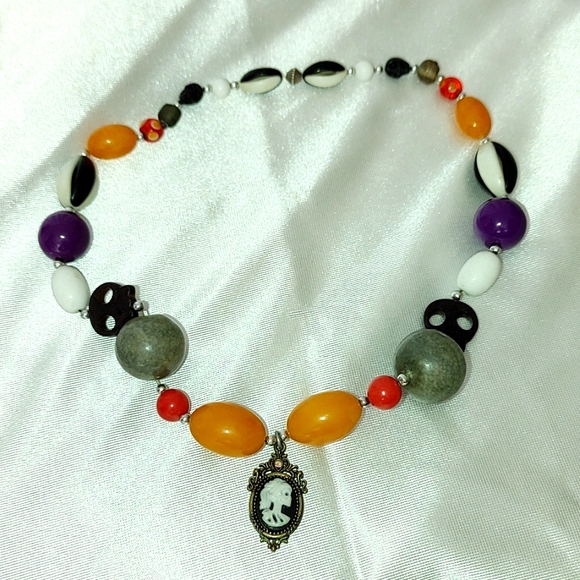 Halloween repurposed vintage 21" beaded necklace - Picture 2 of 5